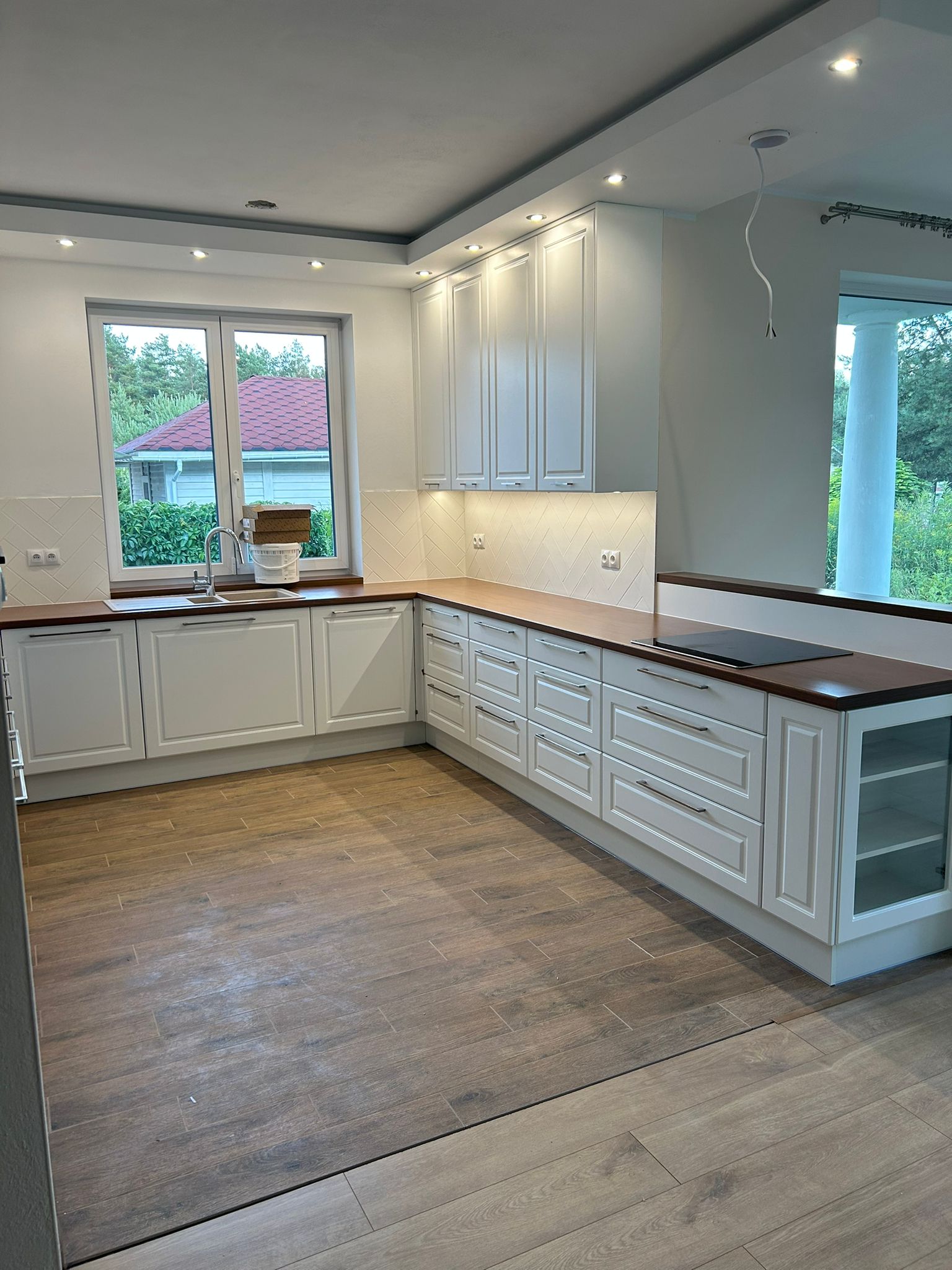 Kuchnia AlisMeble przy oknie