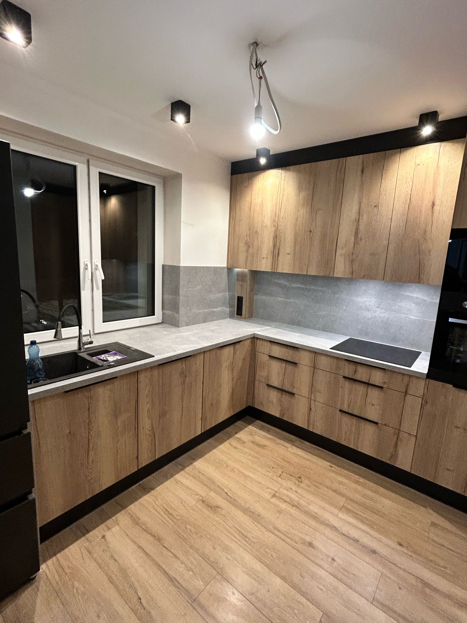 Narożna kuchnia drewno i grafit